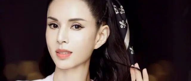 52岁李若彤不得了！健身20年腰围只有56cm，身材羡慕不来
