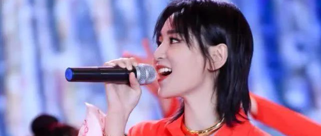 周笔畅只有1米65，但穿长裤的腿被天使吻过，像加了特效一样长