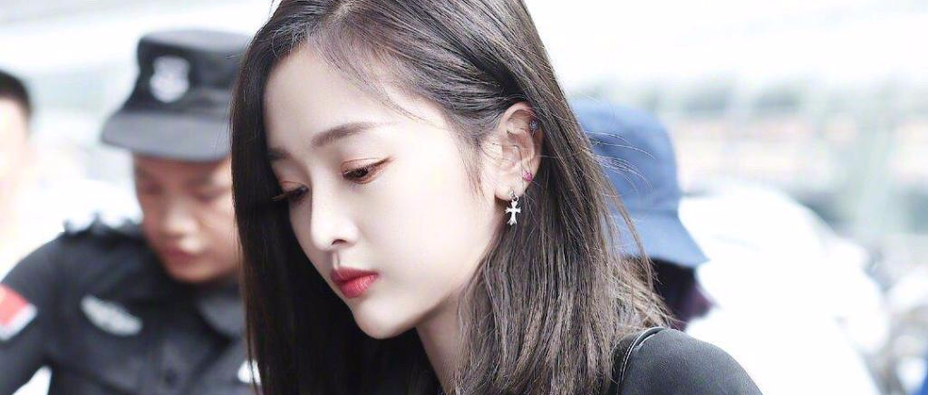 又被吴宣仪帅到了！飞行夹克真是好看又好搭，怎么穿都帅气！