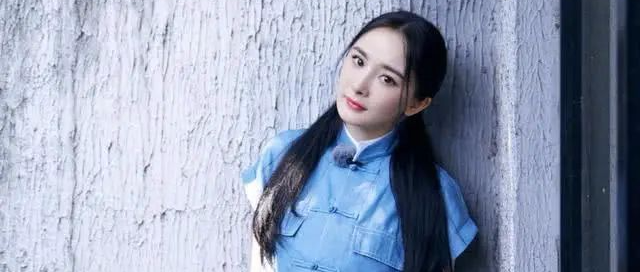 杨幂真会穿，“旗袍风连体裤”好清纯，嫩得像“高中生”