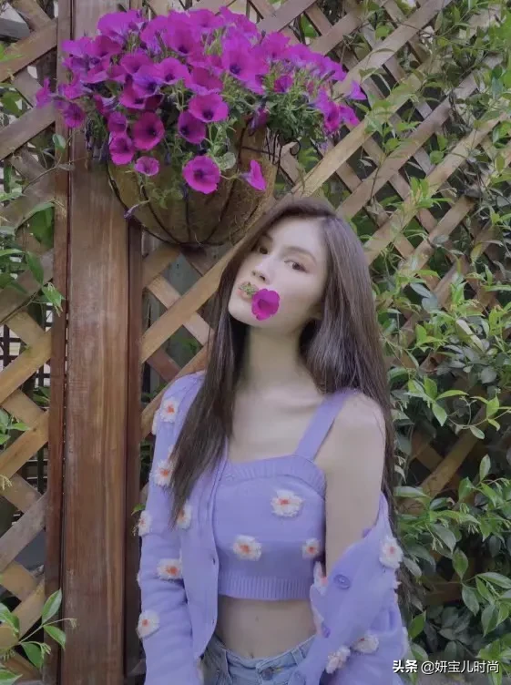 超模何穗晒美照，紫色针织衫漏香肩特别性感，搭配牛仔裤秀好身材