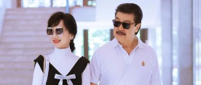 赵雅芝真会穿，白色高领衫配无袖连体裤，胸口“缝”蝴蝶结好减龄