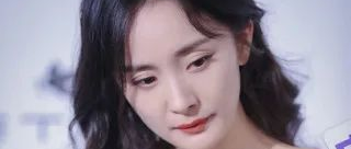 杨幂也太美了，穿黑色斜肩上衣下搭开衩碎花裙，也就她能驾驭