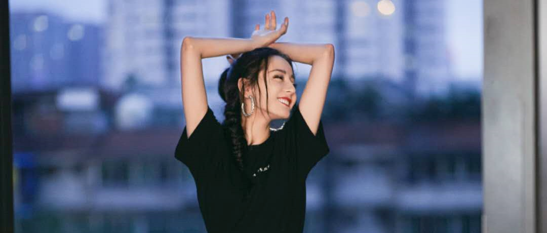 迪丽热巴一身白色穿搭大长腿太吸睛，清新灵动又有型，风格很杨幂