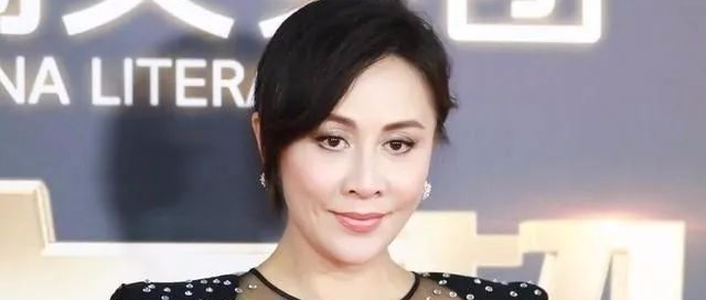 刘嘉玲总算不翻车了，再穿薄纱连衣裙更高级，有点肉感美得不一样