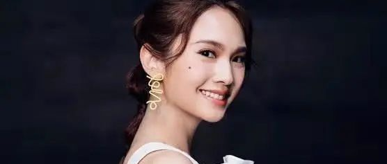 杨丞琳真会穿！白色连衣裙搭配黄色高跟鞋，35岁的她少女感十足