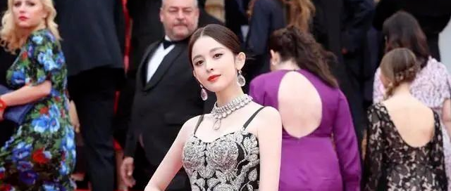 古丽娜扎吊带连衣裙现凹凸感