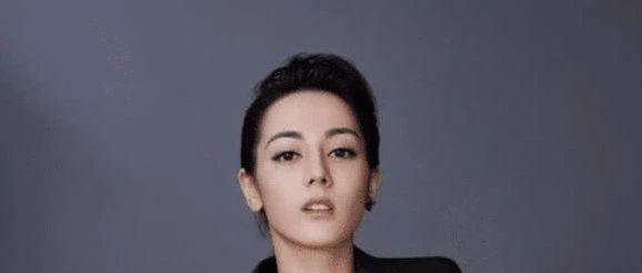 热巴终于不藏着掖着了，穿西装故意扣到最紧，这腰围比头围还细