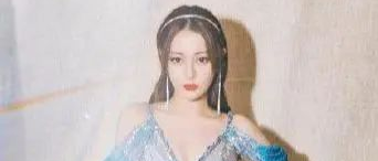 热巴大胆挑战“液体鲨鱼裙”，看她躺下的那一刻：这身材我服了