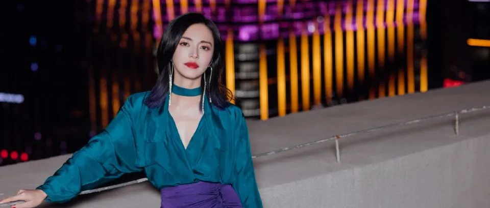 姚晨越成熟越有魅力，孔雀蓝衬衫搭配紫罗兰半身裙，意外时髦高级