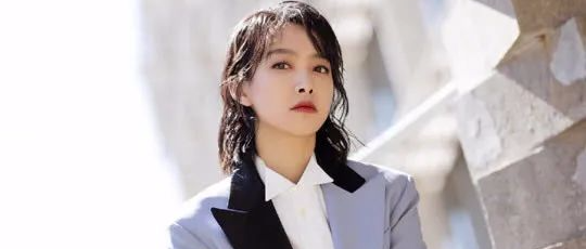 宋茜蓝色西装搭配短发造型，又帅又美