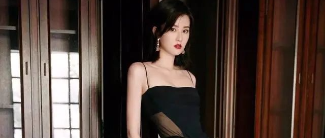 乔欣阔出去了，不做“乖乖女”，身穿黑色吊带透视装，有点辣眼睛