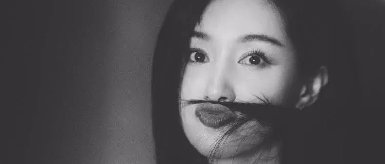 162cm王子文真“妖精”，穿白色露腰人鱼裙秀身材，美到不敢认