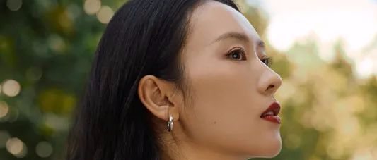 童瑶现身活动，穿卡其色的开袖衬衫搭牛仔裤，人红了气质也好了