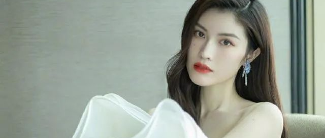 何穗的腿有多长？一个浴缸竖躺都塞不下，穿拖地裙还能露出脚