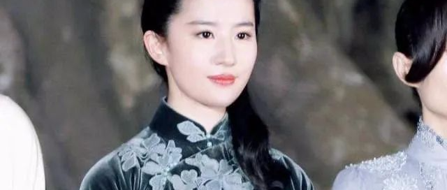 刘亦菲、刘诗诗穿上旗袍，优雅大气，谁更好看？谁让你更心动？