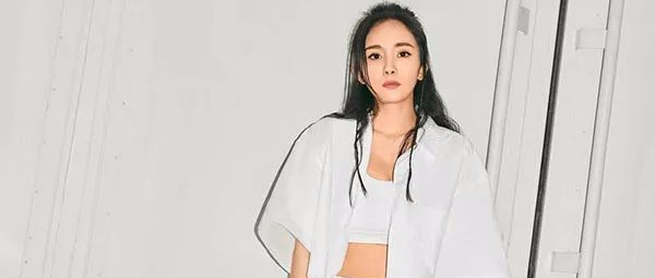 杨幂街头风很减龄，少女感十足，网友: 总感觉哪儿瘦了