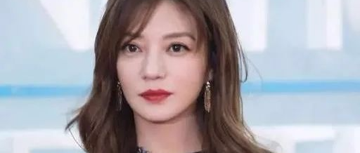 赵薇穿红裙黑大衣同框绿衣金喜善，时髦显气质，自然容貌更耐看