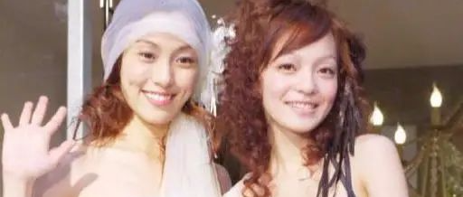 张韶涵和范玮琪昔日同台走秀，你觉得一黑一白谁更惊艳？