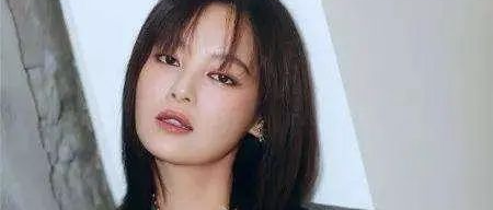 34岁辛芷蕾尽显“女王”气质，另类美颜展现别样风度，很时尚