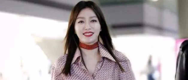 秦岚从来不会让人失望，牛仔裤和西裤叠穿，难道这就是新的时尚