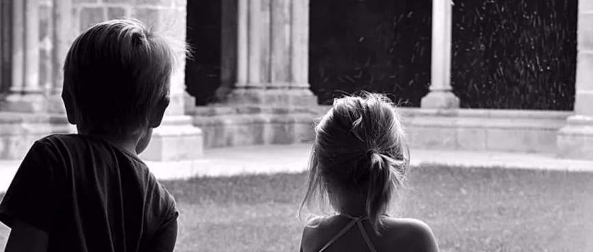 姐姐将弟弟生殖器剪掉——中国式逗小孩，既无知又低俗