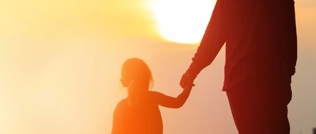 女儿卷走320万血汗钱后失联，家长唏嘘：养废一个孩子有多简单？