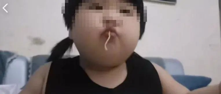 3岁女童被曝遭爸妈喂到70斤当吃播：走路摇晃，连称不想吃