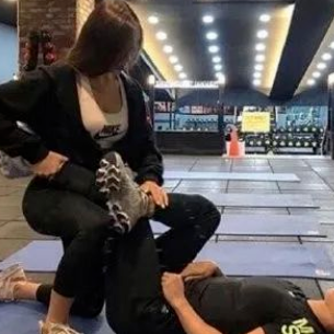 文明点！无毛之女，这是哪是健身房？明明就是“富婆”的养鸭场！