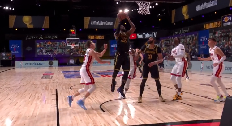 詹皇40+13+7昂首离开！输球夜不丢人，扛着单腿浓眉像战神