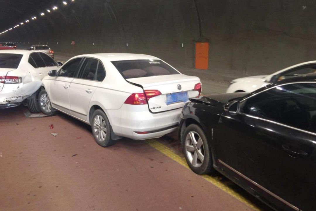 前车强行加塞，后车故意撞上去谁负责？交警的答案让人意外