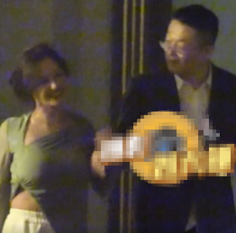 夫妻各玩各的？​姚笛深夜聚会被光头男索吻，公然上演摸头杀