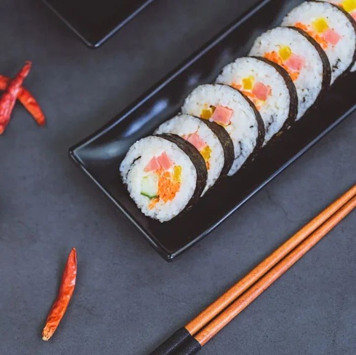 天热不想在厨房耗着？这道美食剩菜剩饭就能做，10分钟不到就上桌，快手又美味！