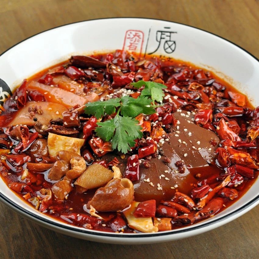 吃一次它就被深深惊艳到，汤汁红亮，麻辣鲜香，一点都不油腻，真不愧是地道川菜！
