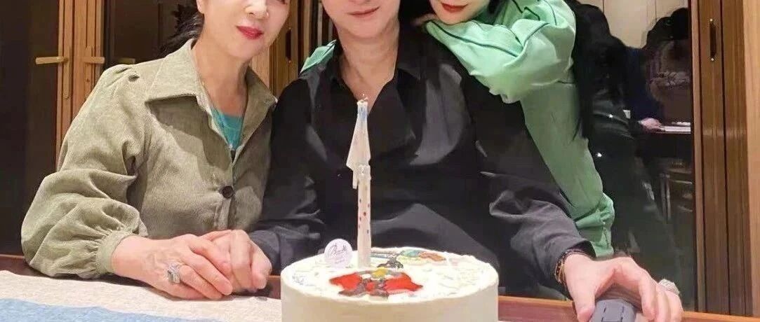 范冰冰父亲节晒合照,74岁爸爸头发茂密皮肤紧致,父女同框如同兄妹