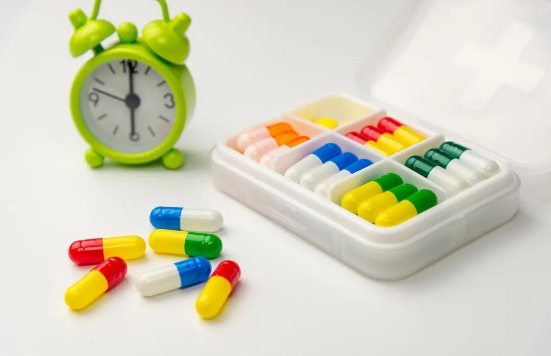 地平类药物中，有2个需在饭前吃，有4个需在饭后吃