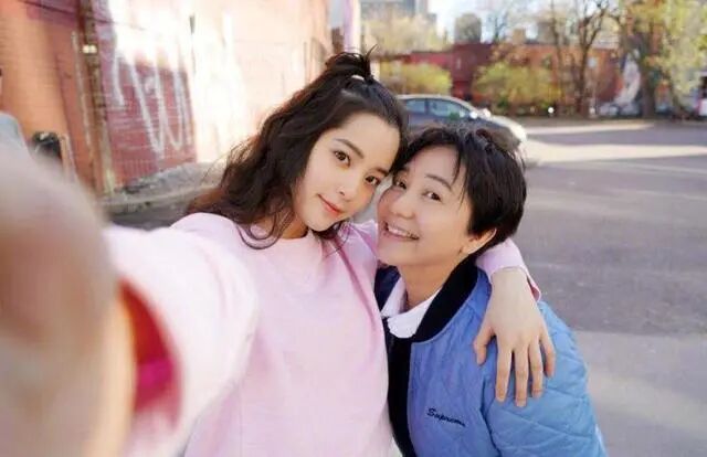 她曾7次怀孕4次流产只为要男孩，今二女儿才貌不输杨幂