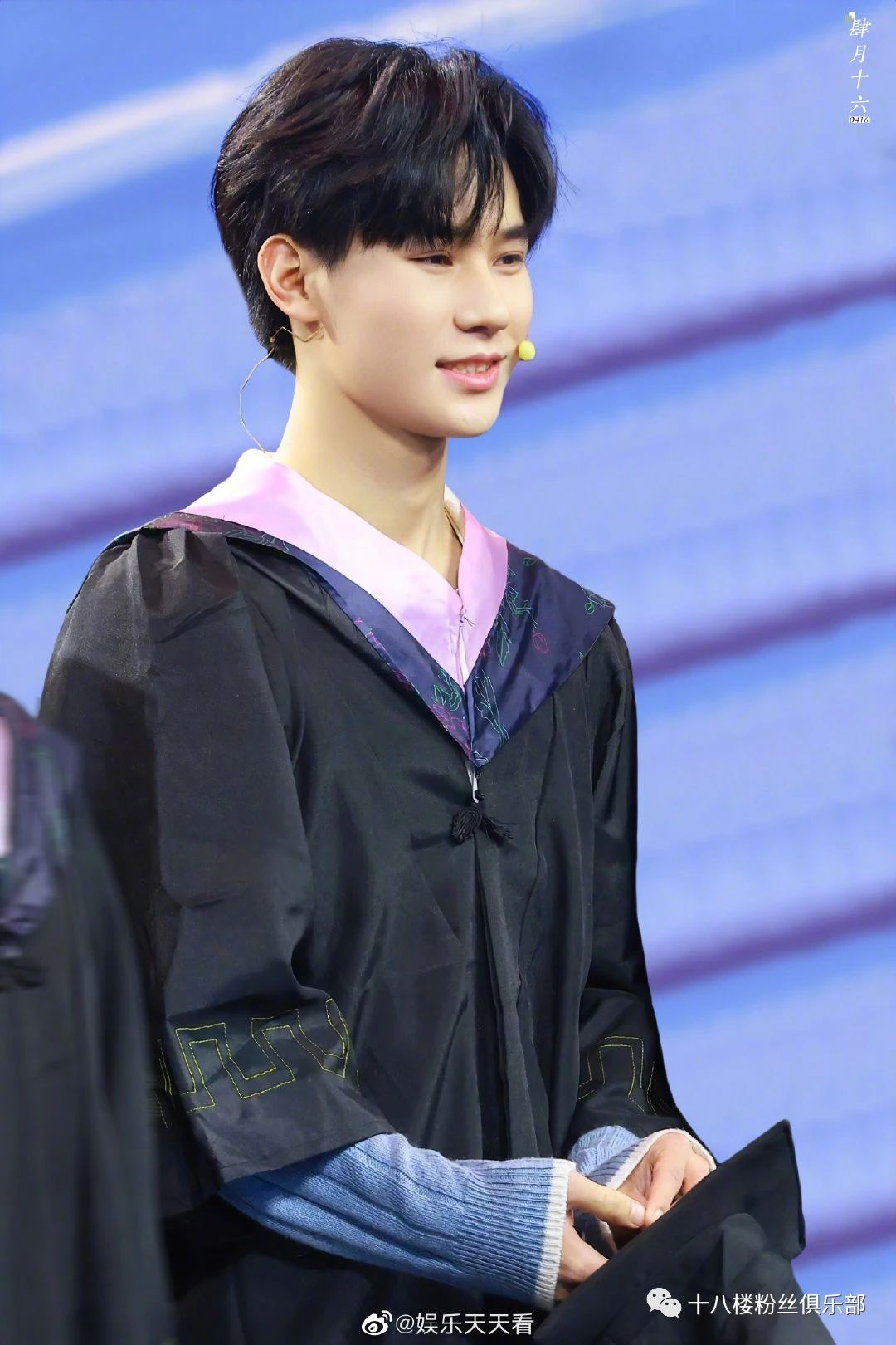 张真源学士服照