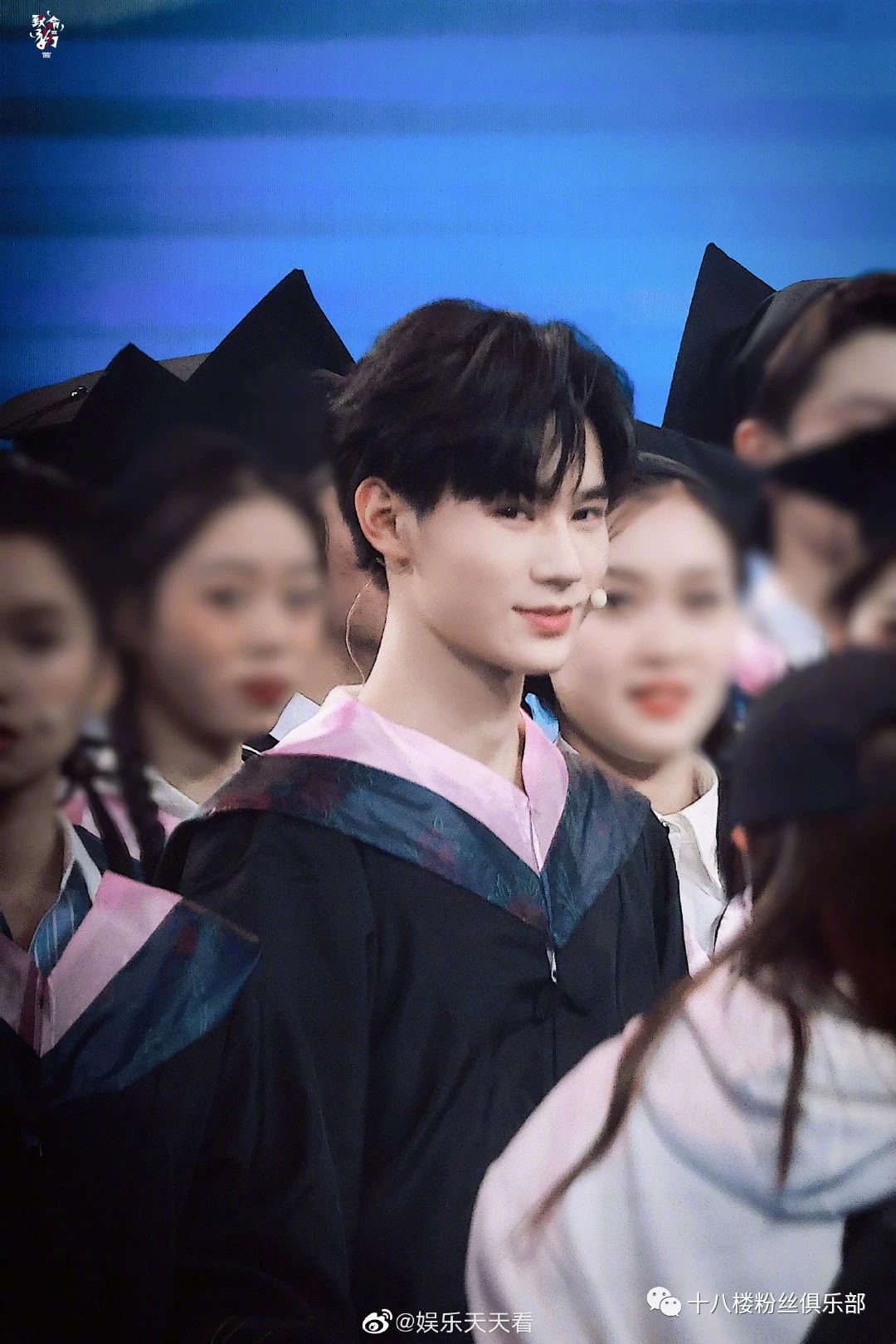 张真源学士服照
