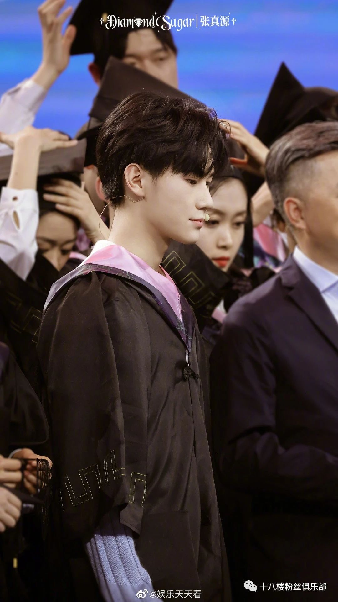 张真源学士服照