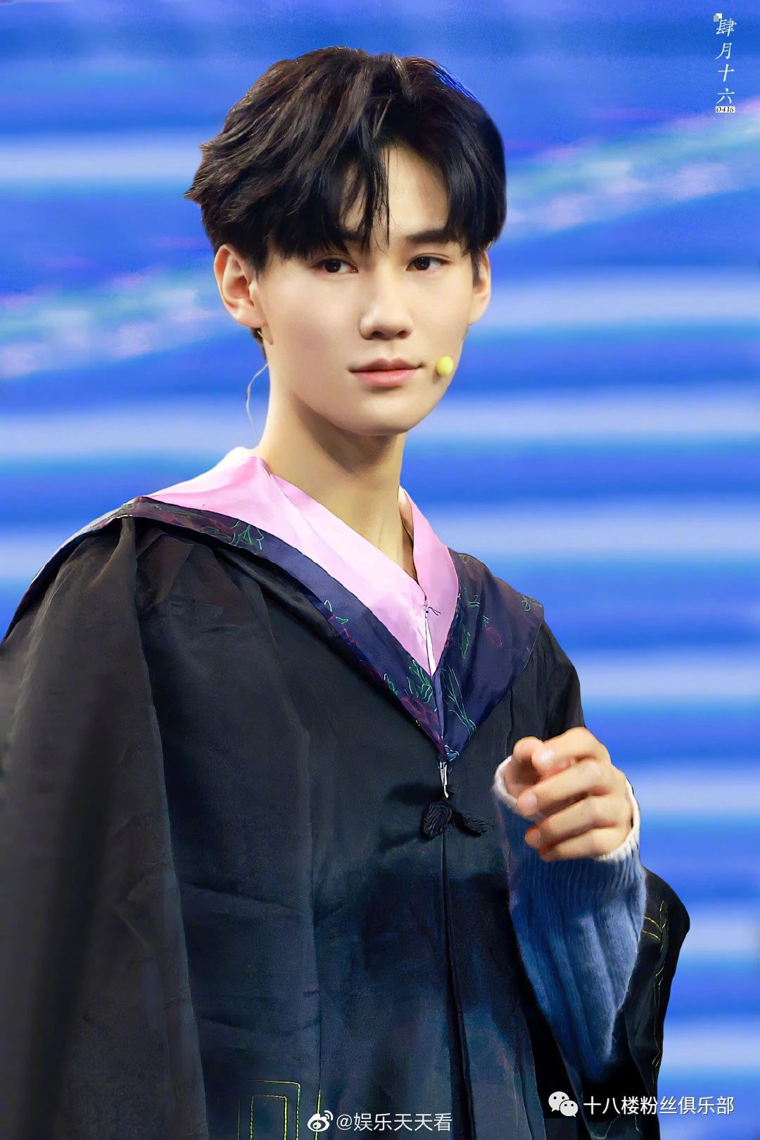张真源学士服照