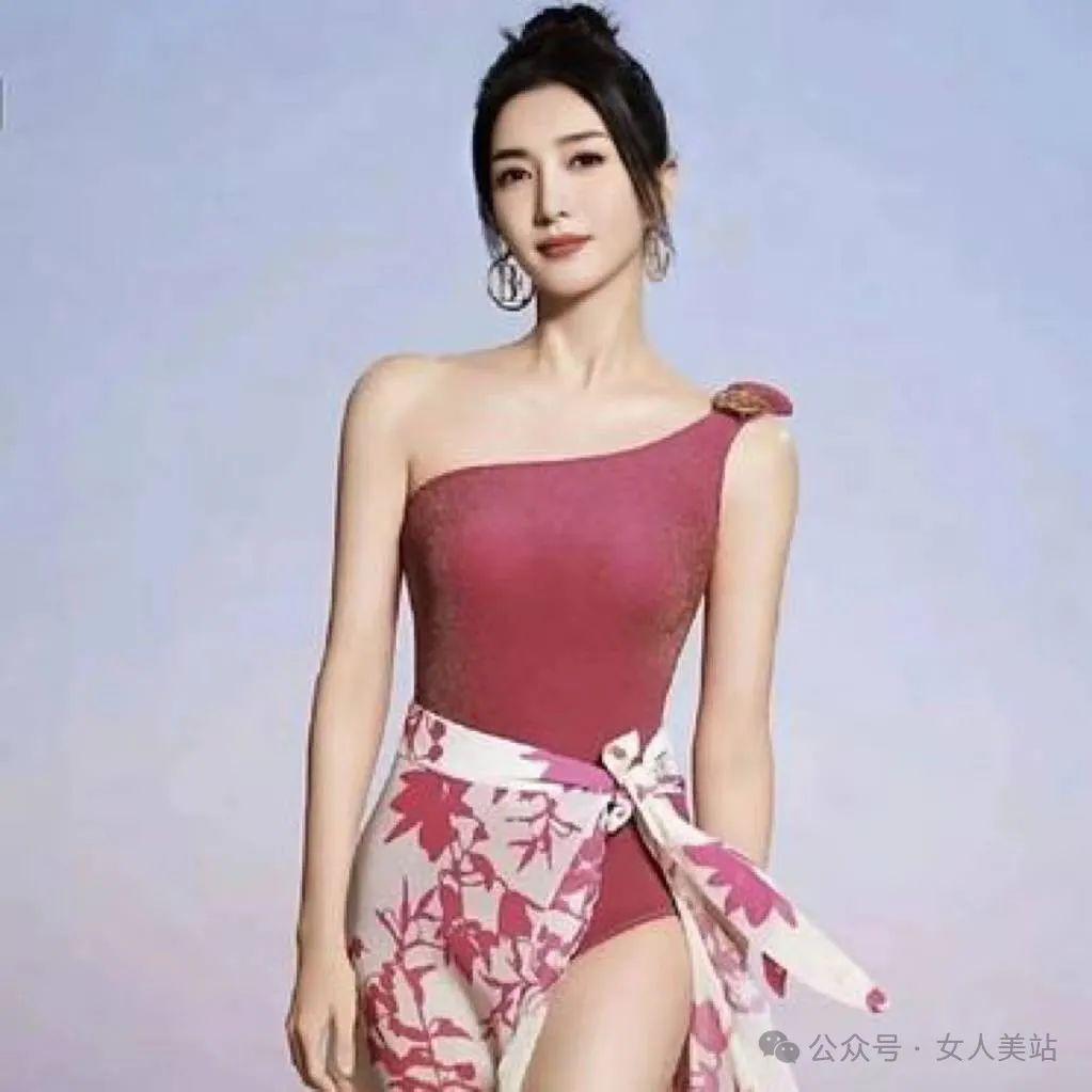 江疏影火龙果斜肩连体泳衣惊艳亮相,魅力四溢引发热议!