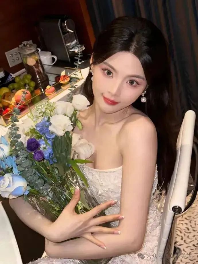 杨超越妩媚登场?纯白抹胸露背长裙,蕾丝装点散发诱人魅力