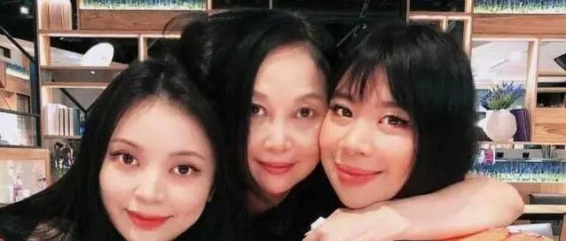 老牛爱嫩草！李宗盛3婚甜蜜蜜，与小27岁娇妻牵手逛古董店，画面很肉麻