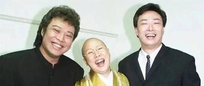 费玉清69岁姐姐戴戒指金表复出捞金：我弟弟连1个亿都不舍得给我花！