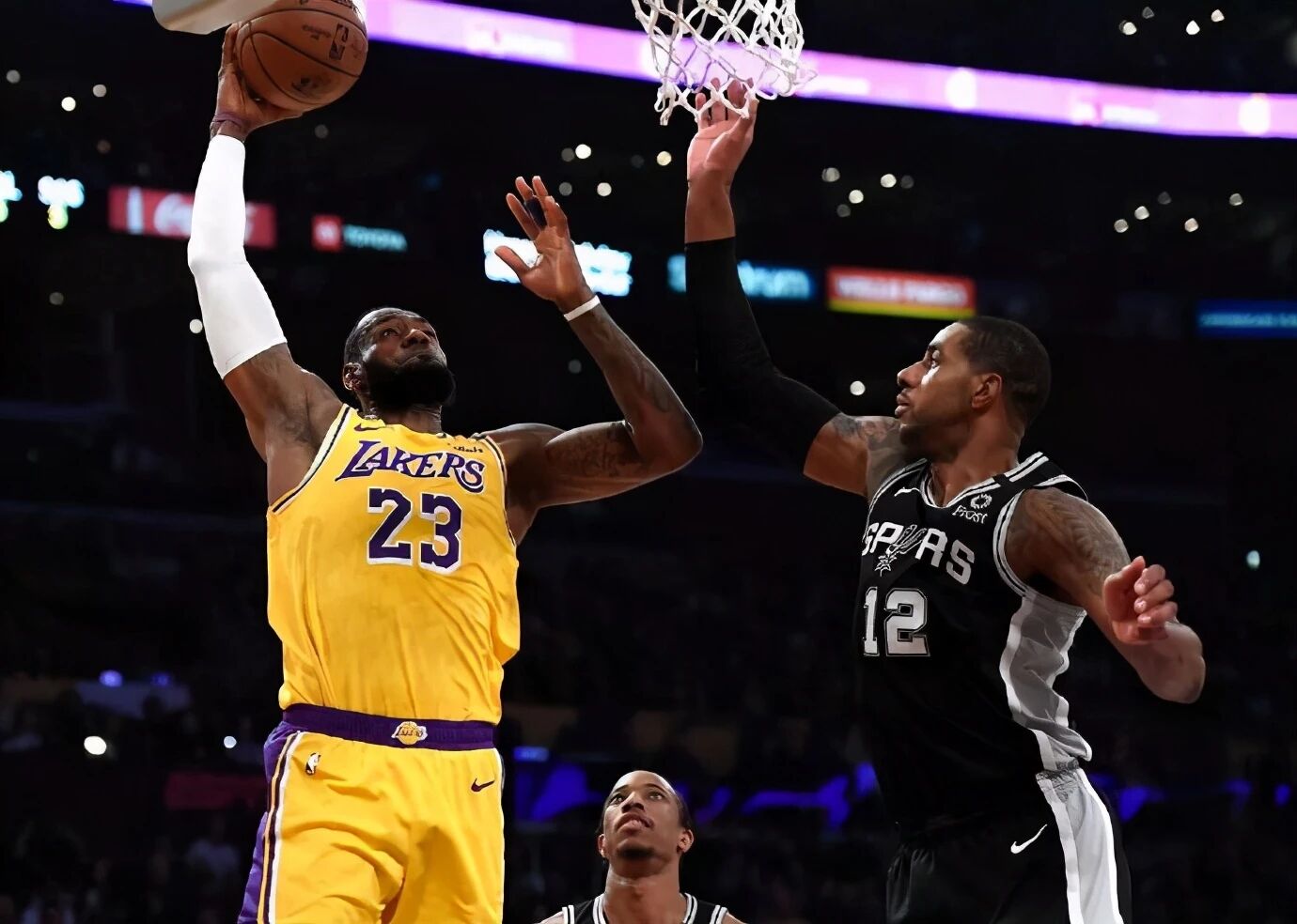 比詹姆斯晚进NBA的06届，现在仅剩8人，只有两人拿到冠军