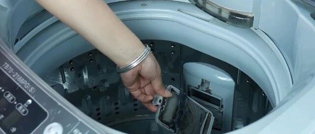洗衣机3个月不洗比马桶还脏，教你个简单方法，污垢细菌一起除
