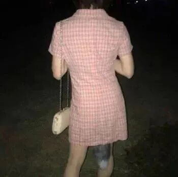 文明点！无毛之女，坐女同事的车，发现座位有一团纸，拿过来一闻…