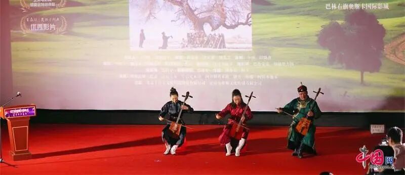 《巴林塔娜》首映 温情讲述巴林右旗植绿治沙故事 第1张