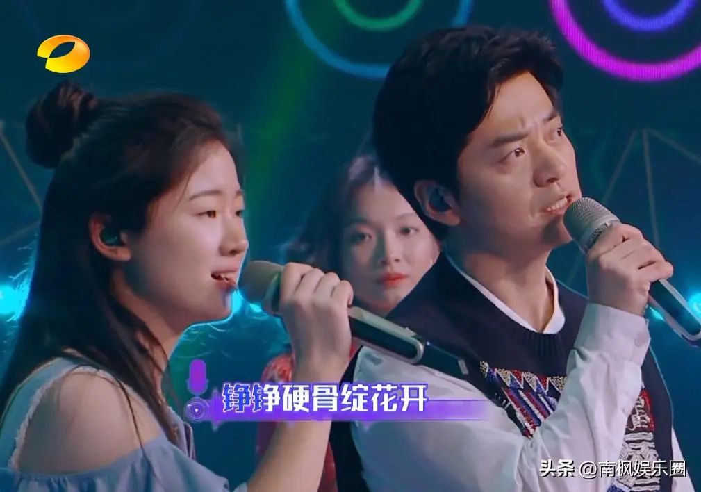 浙音第一质疑网红歌手,从《好声音》冠军到“疯癫”改编，单依纯4年后终于大红，但争议..